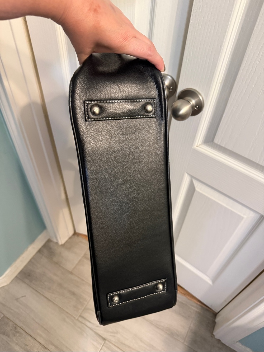 Elegant Laptop Shoulder Bag - spacious for any professional on the go - Picture 16 of 16